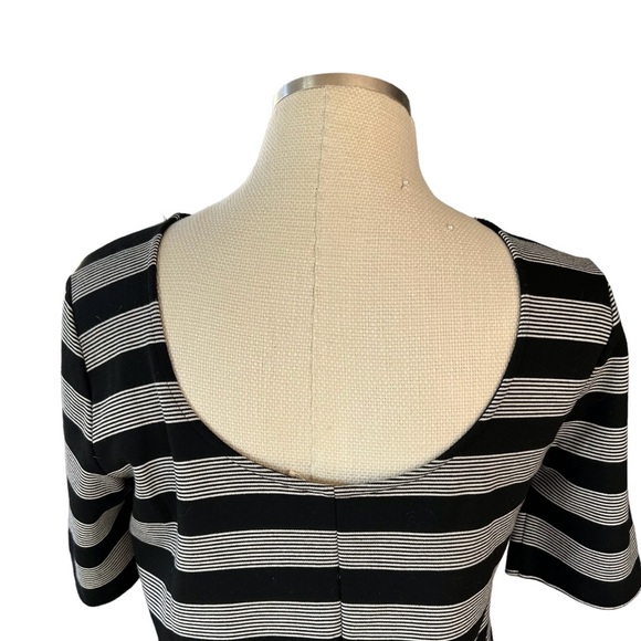 GAP T- Shirt Style Black and White Striped Dress with Scoop Back Size M - Picture 3 of 6